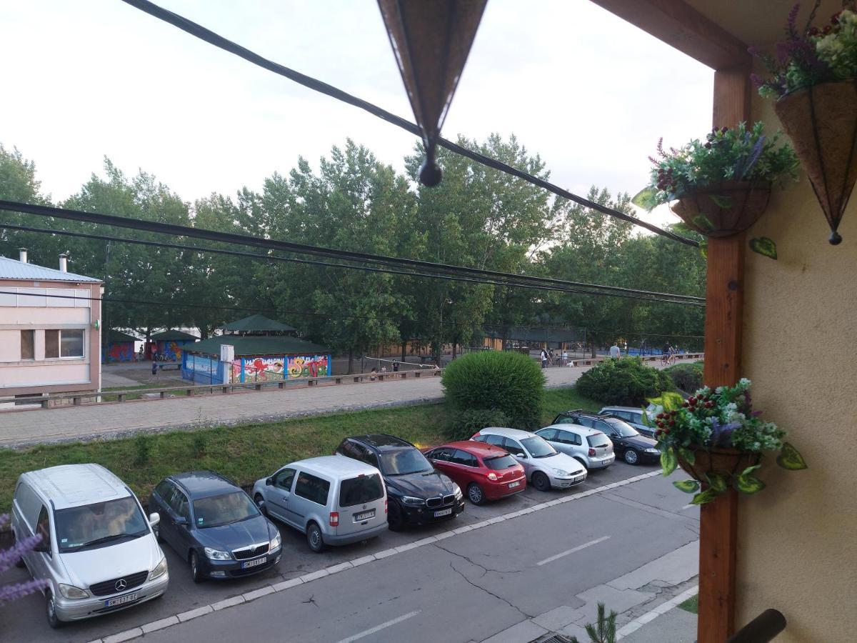 River Lux Sremska Mitrovica Buitenkant foto